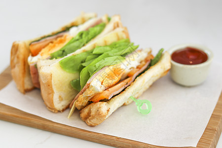 鸡蛋三明治和绿橡树生菜加番茄酱图片
