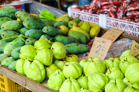青芒果和新鲜水果在新的市场市场上图片