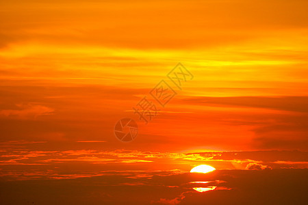 天空和月光红云下最后的日落之光旅行云景射线天堂太阳地平线飞机橙子天空戏剧性图片