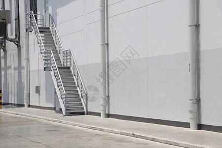 钢铁楼梯位于大楼旁边 用于维修保养的铁制楼梯 (电动)图片
