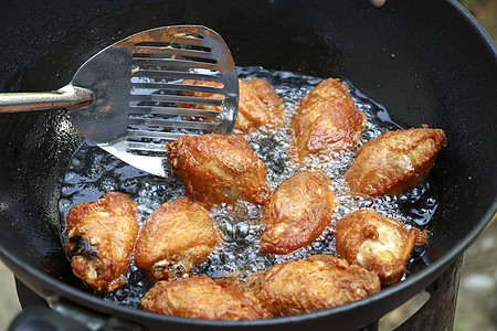 锅里有热油的炸鸡 锅里有金黄炸鸡翅膀火炉厨房家禽鸡腿泡沫美食午餐煎锅食物图片