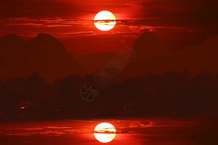 夜晚的红天日落 太阳在月光树山上森林射线反射旅行爬坡农村晴天小路阳光小麦图片