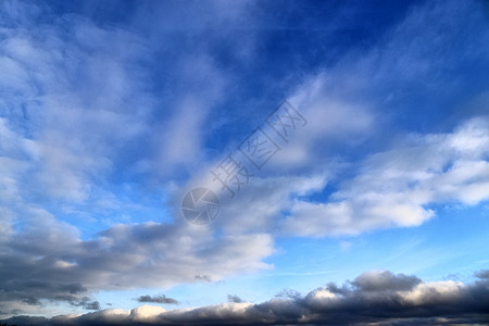夏季 sk 中令人惊叹的混合云形成全景天气卷云蓝天高度天堂风暴地平线环境太阳阳光图片