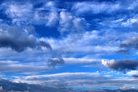 夏季 sk 中令人惊叹的混合云形成全景阳光白云地平线高度天气气氛蓝天太阳蓝色雨云图片