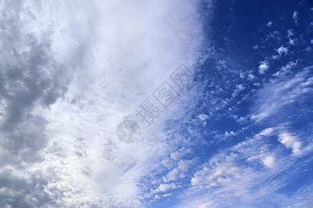夏季 sk 中令人惊叹的混合云形成全景天空地平线蓝色太阳雨云海洋高度阳光旅行卷云图片