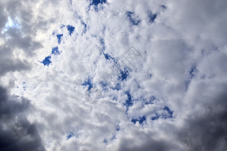 夏季 sk 中令人惊叹的混合云形成全景蓝天云景旅行海洋太阳地平线环境风暴雨云天堂图片