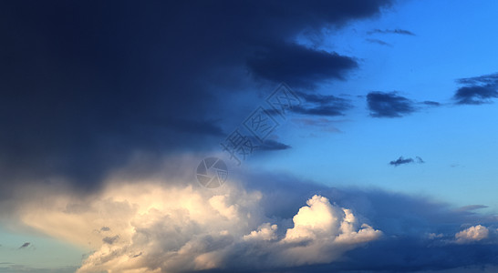 夏季 sk 中令人惊叹的混合云形成全景雨云环境天堂海洋太阳墙纸高度阳光卷云天气图片