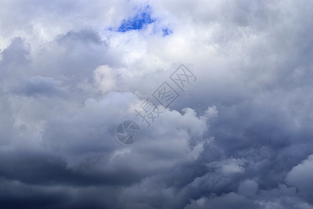 夏季 sk 中令人惊叹的混合云形成全景太阳雨云天气白云旅行天空天堂风暴地平线海洋图片