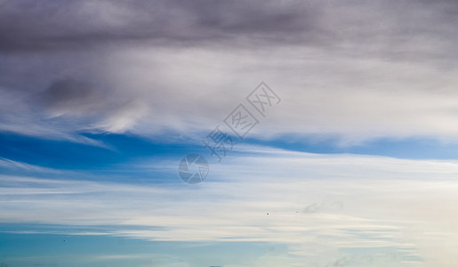 夏季 sk 中令人惊叹的混合云形成全景天气雨云旅行阳光蓝天高度气氛太阳地平线卷云背景图片