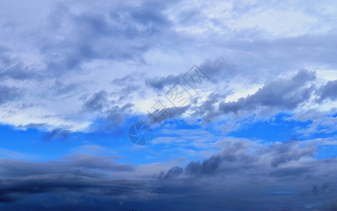 夏季 sk 中令人惊叹的混合云形成全景地平线太阳雨云天堂旅行蓝色气氛蓝天阳光海洋图片