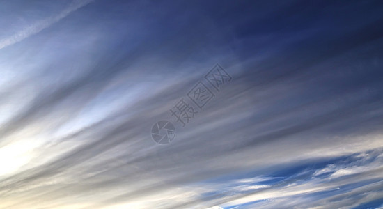 夏季 sk 中令人惊叹的混合云形成全景地平线风暴环境高度白云天气雨云太阳蓝天墙纸背景图片