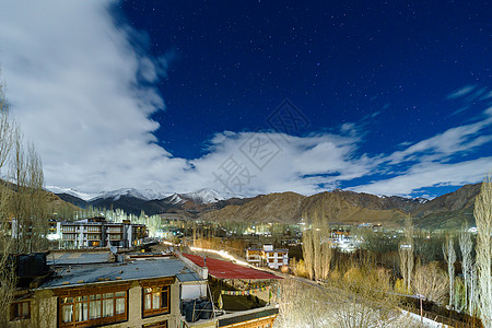 雷城的风景图像 夜里天上有高山和星星建筑学公园爬坡蓝色反射城市环境银河系旅行季节图片