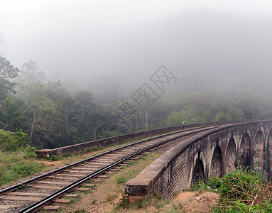 雨林起晨雾 铁道 毒气石 九拱桥图片