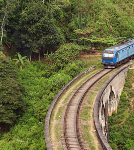 列车经过斯里兰卡艾拉大桥的九座大桥图片