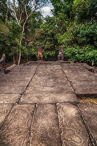 热带丛林寺庙的长城道路图片