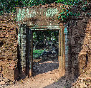 柬埔寨西北Koh Ker的景观建筑框架收获丛林废墟旅行岩石古董文化红土图片