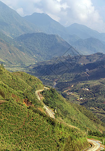 草地和滚动山丘图片