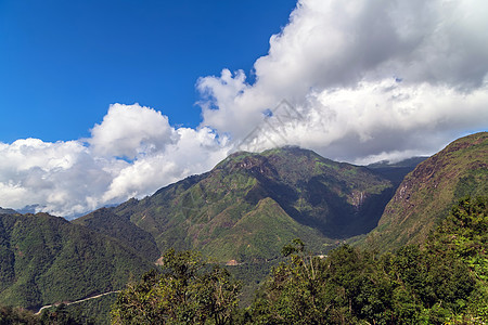 蓝天空山地景观风景地平线天空森林旅行场景地面爬坡土地蓝色图片