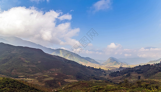 山地山脉休风雾自然本底旅游地平线岩石蓝色全景顶峰土地旅行天空风景图片