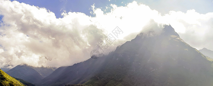 日落雾雾雾的山丘山脉高地阴霾农村荒野土地场景顶峰公园山脉岩石图片