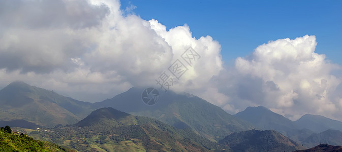 山地山脉休风雾自然本底地形地平线天空蓝色风景岩石全景爬坡远足环境图片