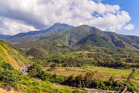 山地山脉休风雾自然本底土地场景风景季节远足蓝色宽慰爬坡顶峰森林图片