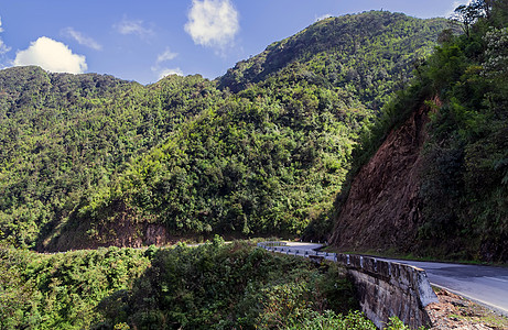 山丘公路全景图片