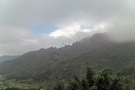 山雾范围 迷雾弥漫的全景景观天空蓝色土地日出风景旅行日落旅游爬坡冒险高山背景图片