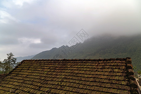 农村住宅 山地绿草和青草蓝色风景岩石全景屋顶远足冒险森林旅游旅行图片