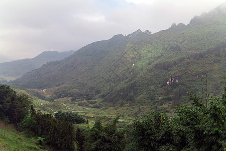 山雾范围 迷雾弥漫的全景景观天空日出蓝色天线风景地形顶峰阴霾森林岩石农村图片