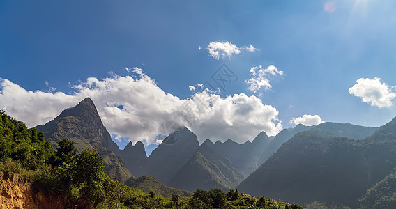 蓝天空山地景观草地绿色场地爬坡地面蓝色土地地平线天空风景图片