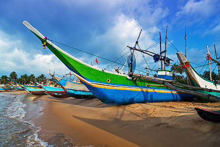 捕捉印度鱼 渔船和渔船渔夫渔港村庄双体绳索港口吸引力海滩棕榈钓鱼图片