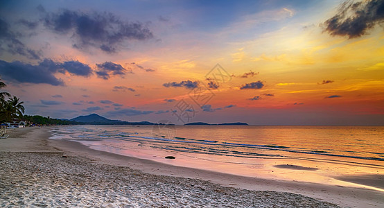 日出或日落时多彩的云层背景阳光天堂海浪情调天空旅行海岸晴天墙纸海洋图片