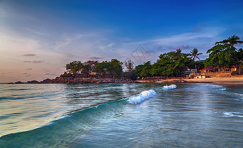 日出或日落时多彩的云层背景海洋天堂海浪旅行太阳墙纸热带戏剧性假期地平线图片