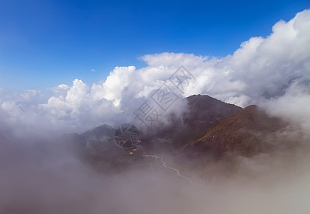 公路山上的蓝云天空图片