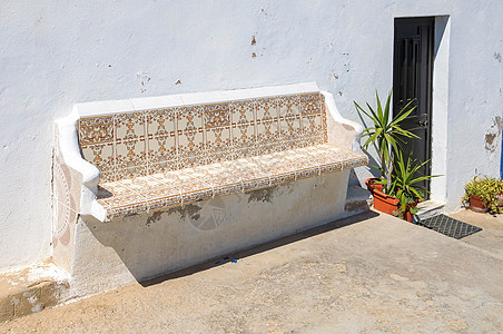 用称为 azulejo 的传统葡萄牙瓷砖装饰的长凳图片