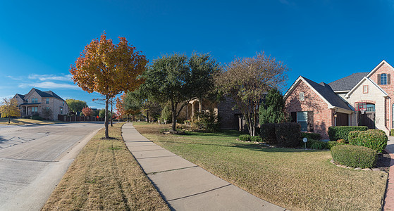 美国得克萨斯州达拉斯市郊住宅区秋季秋天全景多彩人行道图片