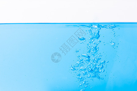水表面和蓝水泡泡流动飞溅水滴波纹气泡液体蓝色运动白色图片