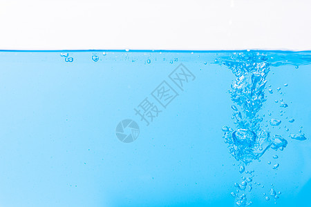 水表面和蓝水泡泡气泡飞溅白色运动波纹水滴流动蓝色液体图片