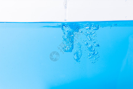 水表面和蓝水泡泡流动液体白色运动蓝色飞溅波纹气泡水滴图片