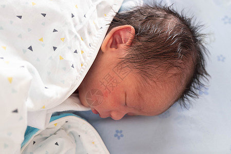 医院的睡中新出生婴儿家庭女孩生活苗圃男生诊所送货母亲毯子童年图片
