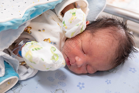 医院的睡中新出生婴儿送货男生诊所女孩毯子生长苗圃新生家庭生活图片