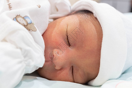 睡着可爱的 新出生婴儿 婴儿 穿着白色婴儿布诊所毯子家庭新生儿新生送货女孩童年母性生长图片