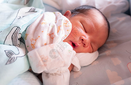 睡着可爱的 新出生婴儿 婴儿 穿着白色婴儿布毯子送货苗圃诊所生活母性童年医院家庭生长图片