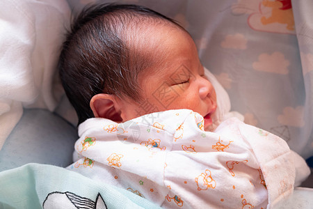 睡着可爱的 新出生婴儿 婴儿 穿着白色婴儿布女孩童年诊所医院生活家庭生长新生送货新生儿图片