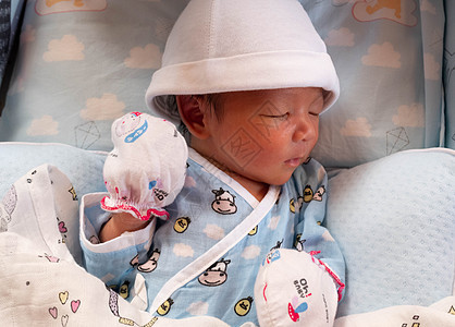 睡着的可爱新出生婴儿在床上苗圃医院孩子母亲毯子新生童年新生儿母性诊所图片