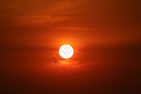 日落在天空的阴暗橙色夜云中太阳蓝色海洋反射钓鱼热带戏剧性旅行天气阳光图片