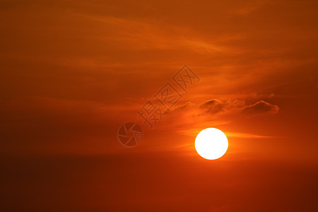 暗红橙色天空的日落 回到太空中柔软的夜云旅行戏剧性阳光热带地平线冥想天气橙子反射钓鱼图片