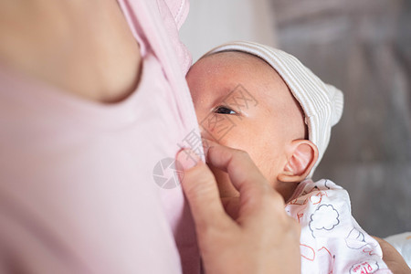 婴儿在母乳中喂奶女士胸部食物儿子幸福母亲父母家庭女孩孩子图片