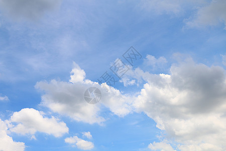 天空 蓬松的云彩大 天蓝色的云背景 云景天空晴朗环境自由天气气候空气气象天堂柔软度蓝色场景图片